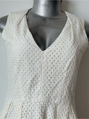 Eliza J size 8 Women's Cream V-Neck with 2side pockets and beautiful Lace Dress